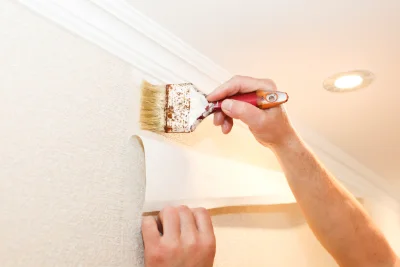 Pose de papier peint au Bouchage — revêtements muraux et toiles de verre